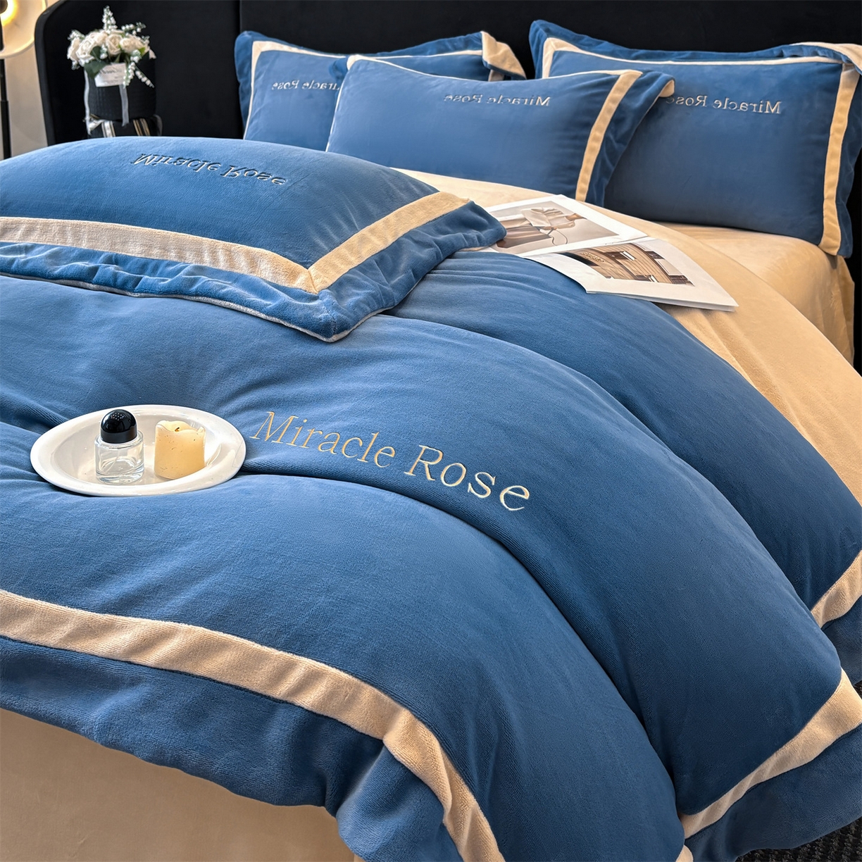 91家纺网 家纺一手货源 找家纺 笙意家纺 2025新款A类加厚牛奶绒轻奢宽边四件套-威登 威登-宾利蓝+香槟