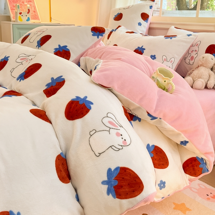 91家纺网 家纺一手货源 找家纺 席佬大 2025新款高克重印花牛奶绒系列四件套 草莓兔