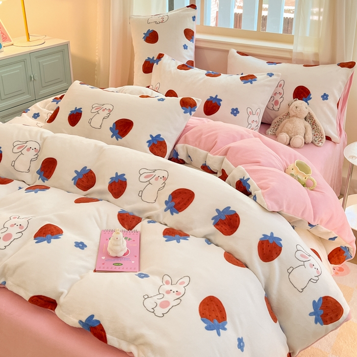 91家纺网 家纺一手货源 找家纺 席佬大 2025新款高克重印花牛奶绒系列四件套 草莓兔