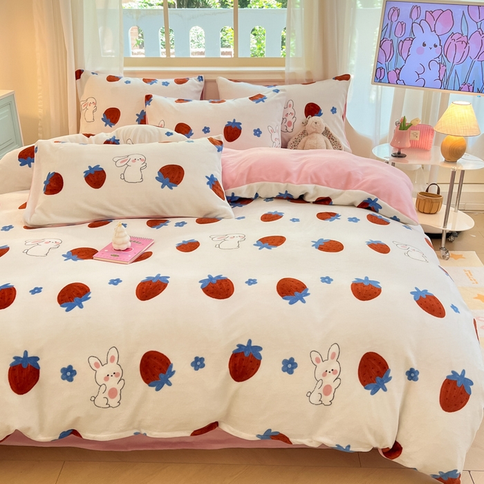 91家纺网 家纺一手货源 找家纺 席佬大 2025新款高克重印花牛奶绒系列四件套 草莓兔