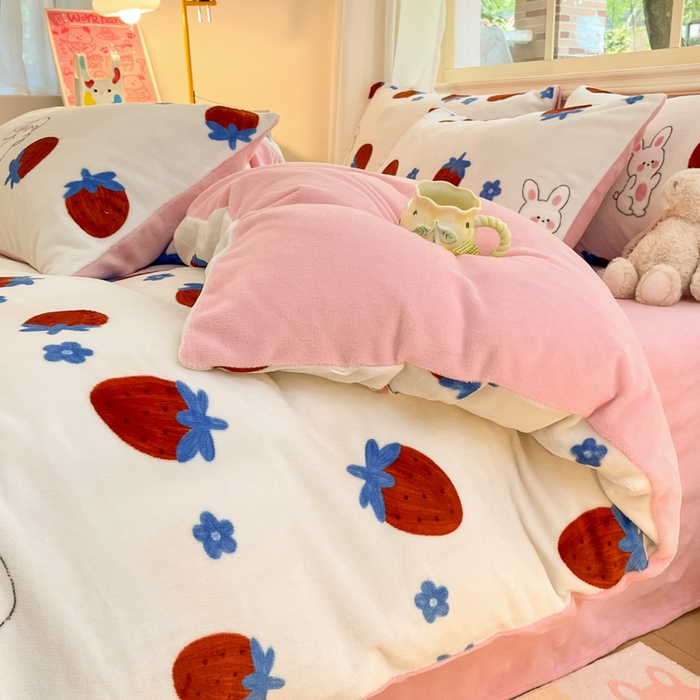 91家纺网 家纺一手货源 找家纺 席佬大 2025新款高克重印花牛奶绒系列四件套 草莓兔