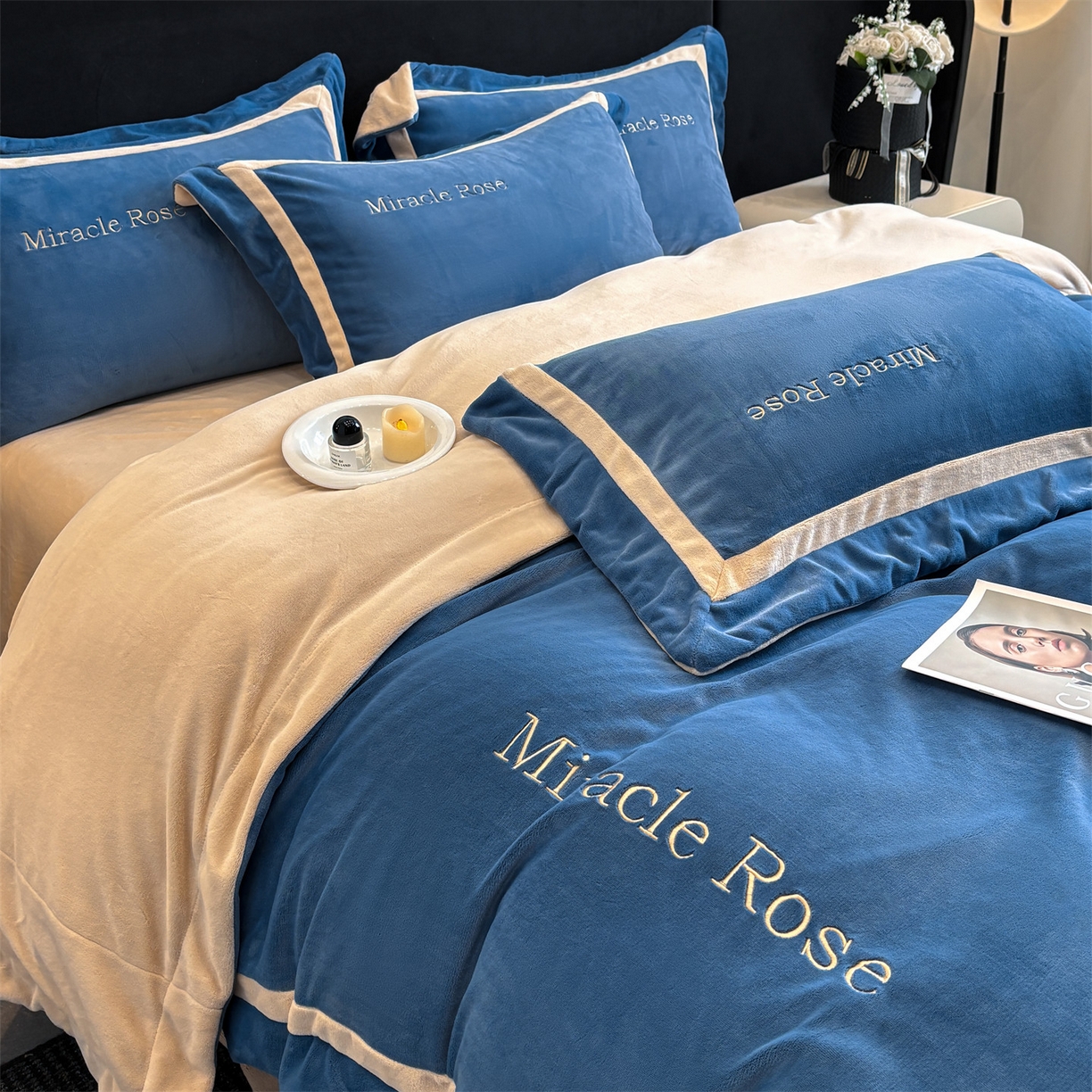 91家纺网 家纺一手货源 找家纺 笙意家纺 2025新款A类加厚牛奶绒轻奢宽边四件套-威登 威登-宾利蓝+香槟