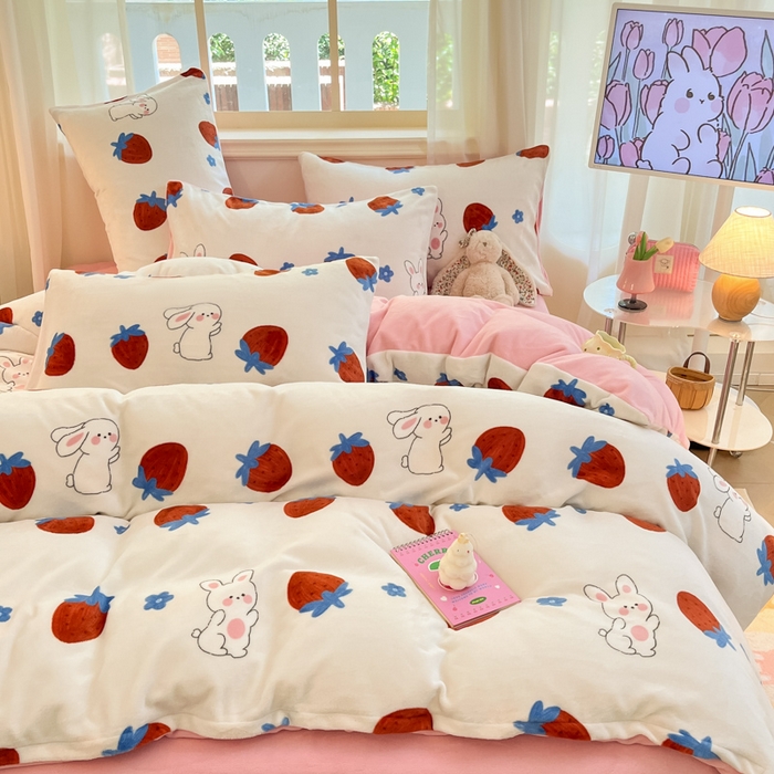 91家纺网 家纺一手货源 找家纺 席佬大 2025新款高克重印花牛奶绒系列四件套 草莓兔