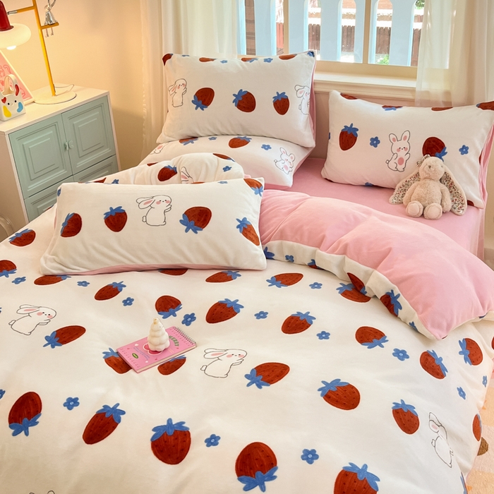 91家纺网 家纺一手货源 找家纺 席佬大 2025新款高克重印花牛奶绒系列四件套 草莓兔