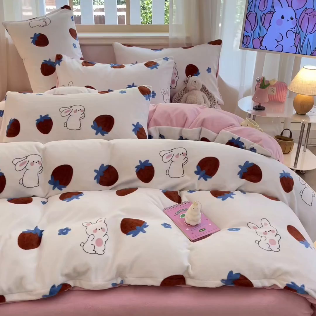 91家纺网 家纺一手货源 找家纺 席佬大 2025新款高克重印花牛奶绒系列四件套 草莓兔