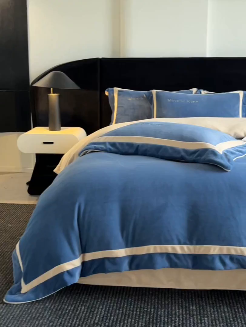 91家纺网 家纺一手货源 找家纺 笙意家纺 2025新款A类加厚牛奶绒轻奢宽边四件套-威登 威登-宾利蓝+香槟