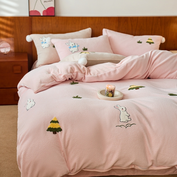 91家纺网 家纺一手货源 找家纺 （总）瑞雪家居 2025新款全消光毛巾绣艾尼绒系列四件套-艾尼兔