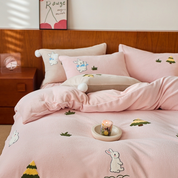 91家纺网 家纺一手货源 找家纺 （总）瑞雪家居 2025新款全消光毛巾绣艾尼绒系列四件套-艾尼兔