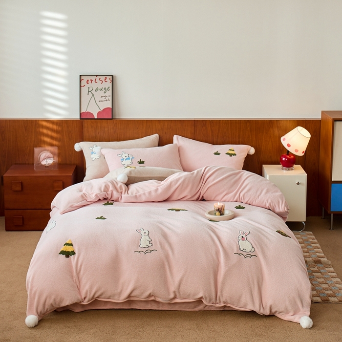 91家纺网 家纺一手货源 找家纺 （总）瑞雪家居 2025新款全消光毛巾绣艾尼绒系列四件套-艾尼兔