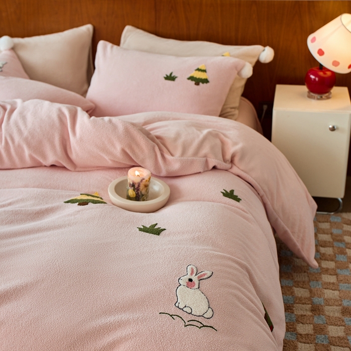 91家纺网 家纺一手货源 找家纺 （总）瑞雪家居 2025新款全消光毛巾绣艾尼绒系列四件套-艾尼兔