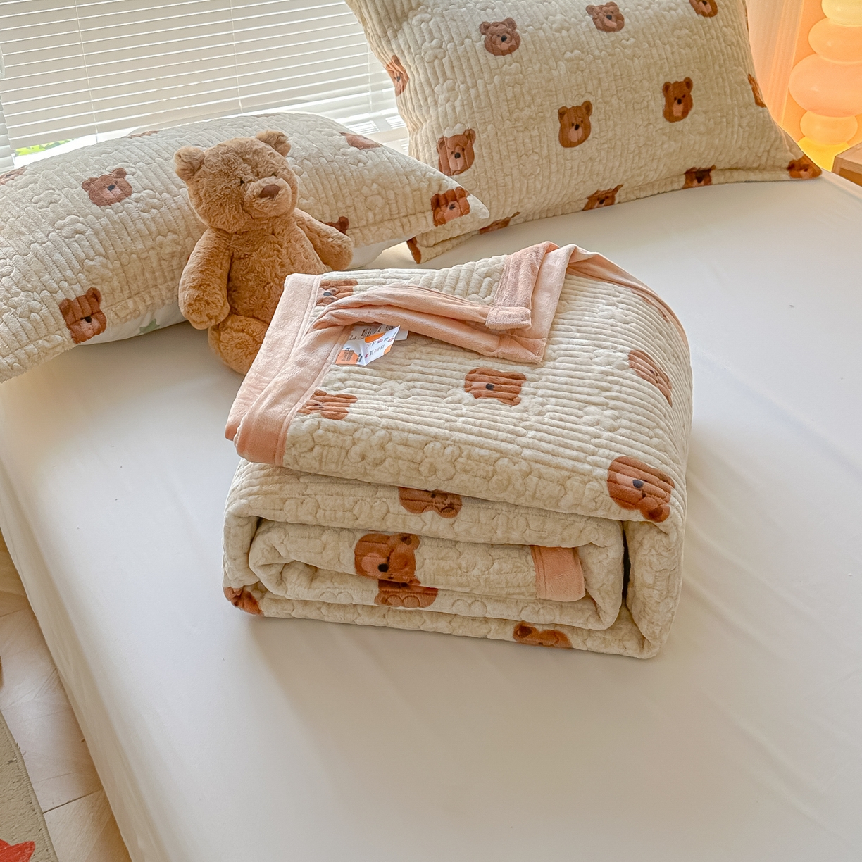 91家纺网 家纺一手货源 找家纺 慕晨 2025新款高克重牛奶绒印花豆豆绒夹棉床盖三件被套四件套 熊熊乐园