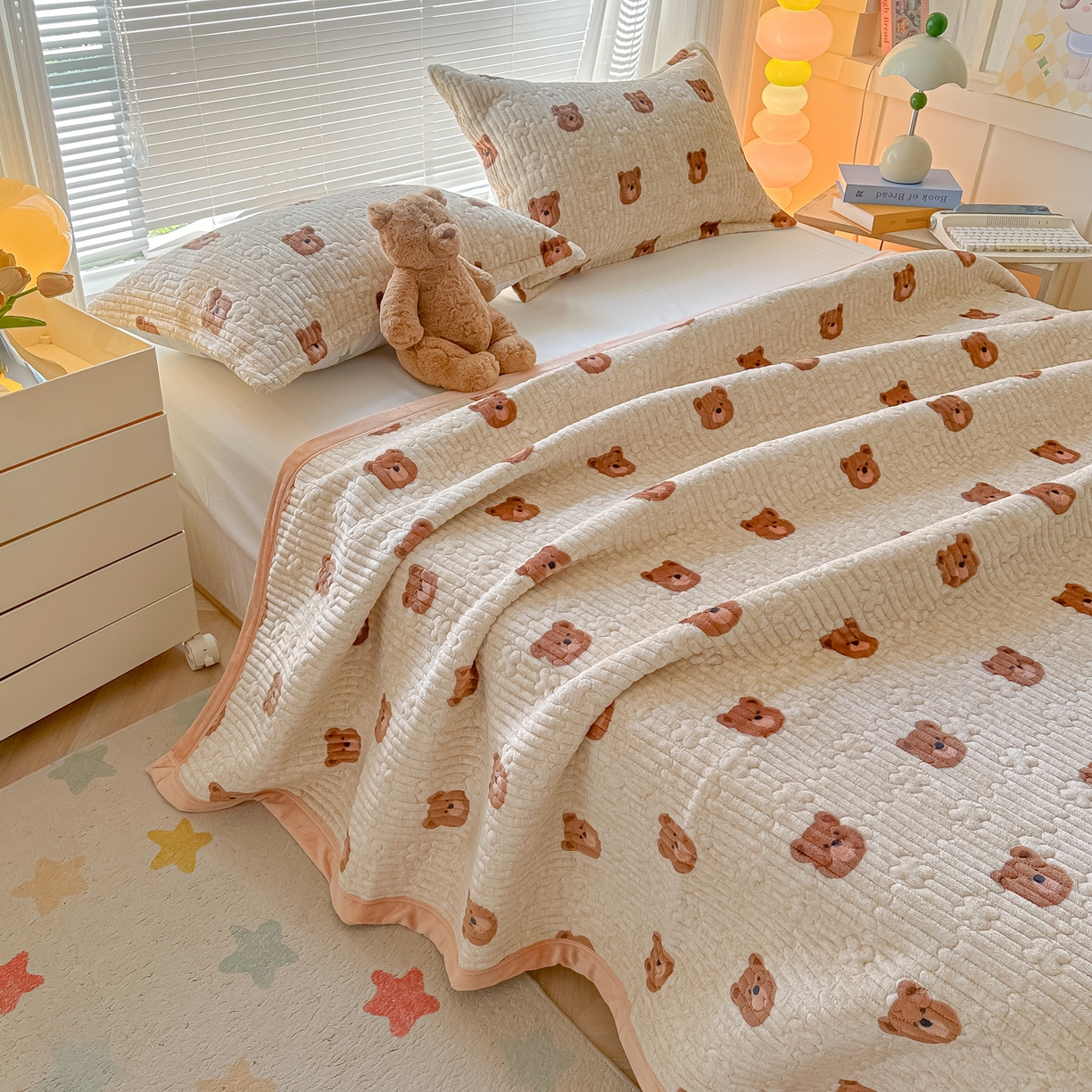 91家纺网 家纺一手货源 找家纺 慕晨 2025新款高克重牛奶绒印花豆豆绒夹棉床盖三件被套四件套 熊熊乐园