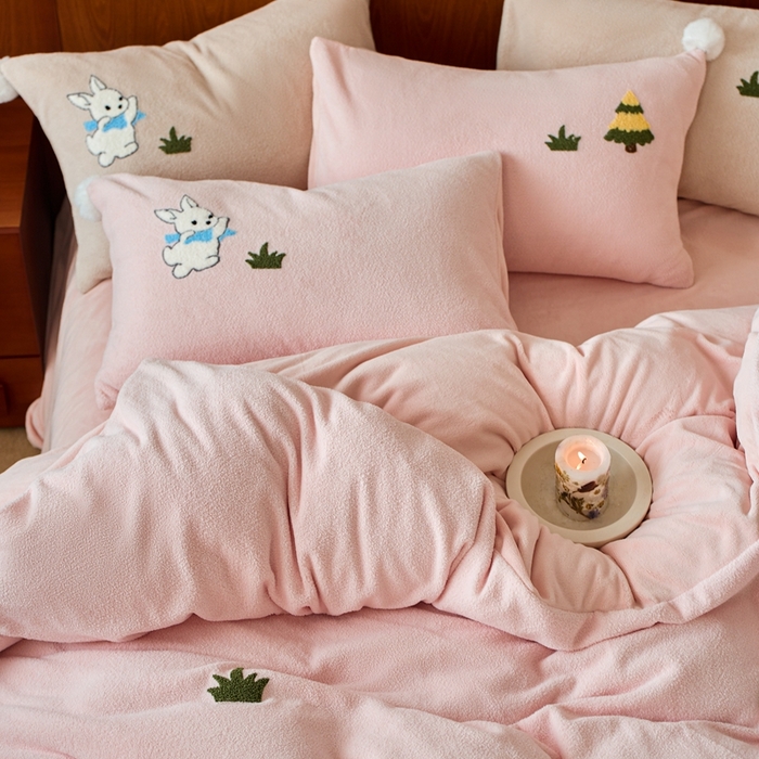 91家纺网 家纺一手货源 找家纺 （总）瑞雪家居 2025新款全消光毛巾绣艾尼绒系列四件套-艾尼兔