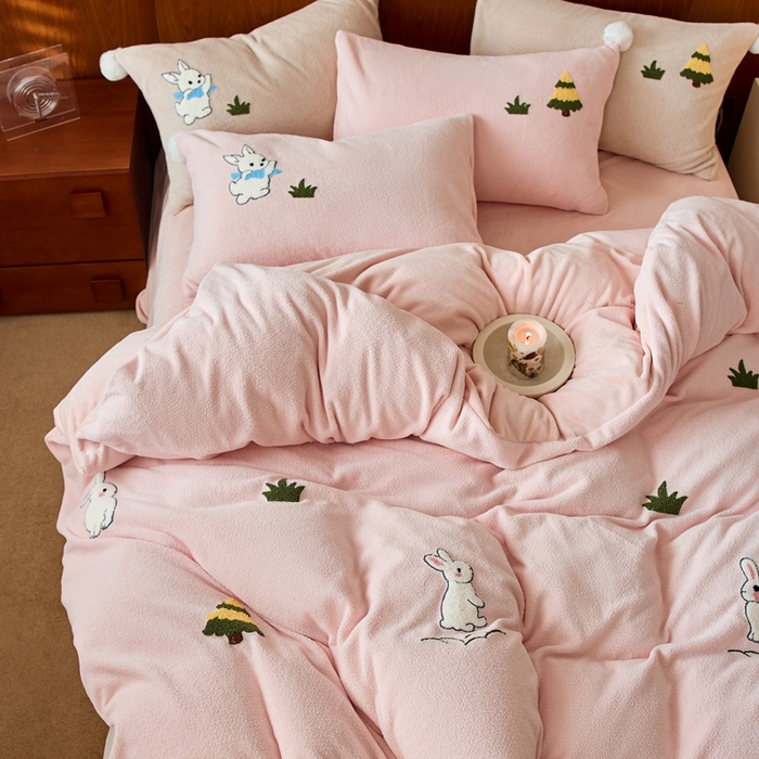 91家纺网 家纺一手货源 找家纺 （总）瑞雪家居 2025新款全消光毛巾绣艾尼绒系列四件套-艾尼兔