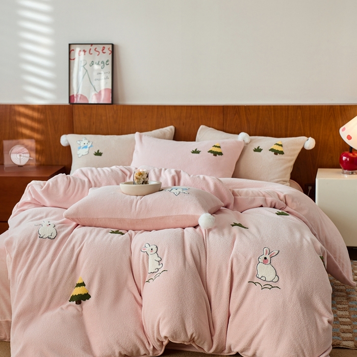 91家纺网 家纺一手货源 找家纺 （总）瑞雪家居 2025新款全消光毛巾绣艾尼绒系列四件套-艾尼兔