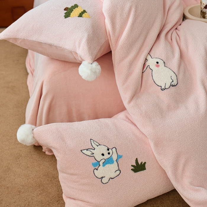 91家纺网 家纺一手货源 找家纺 （总）瑞雪家居 2025新款全消光毛巾绣艾尼绒系列四件套-艾尼兔