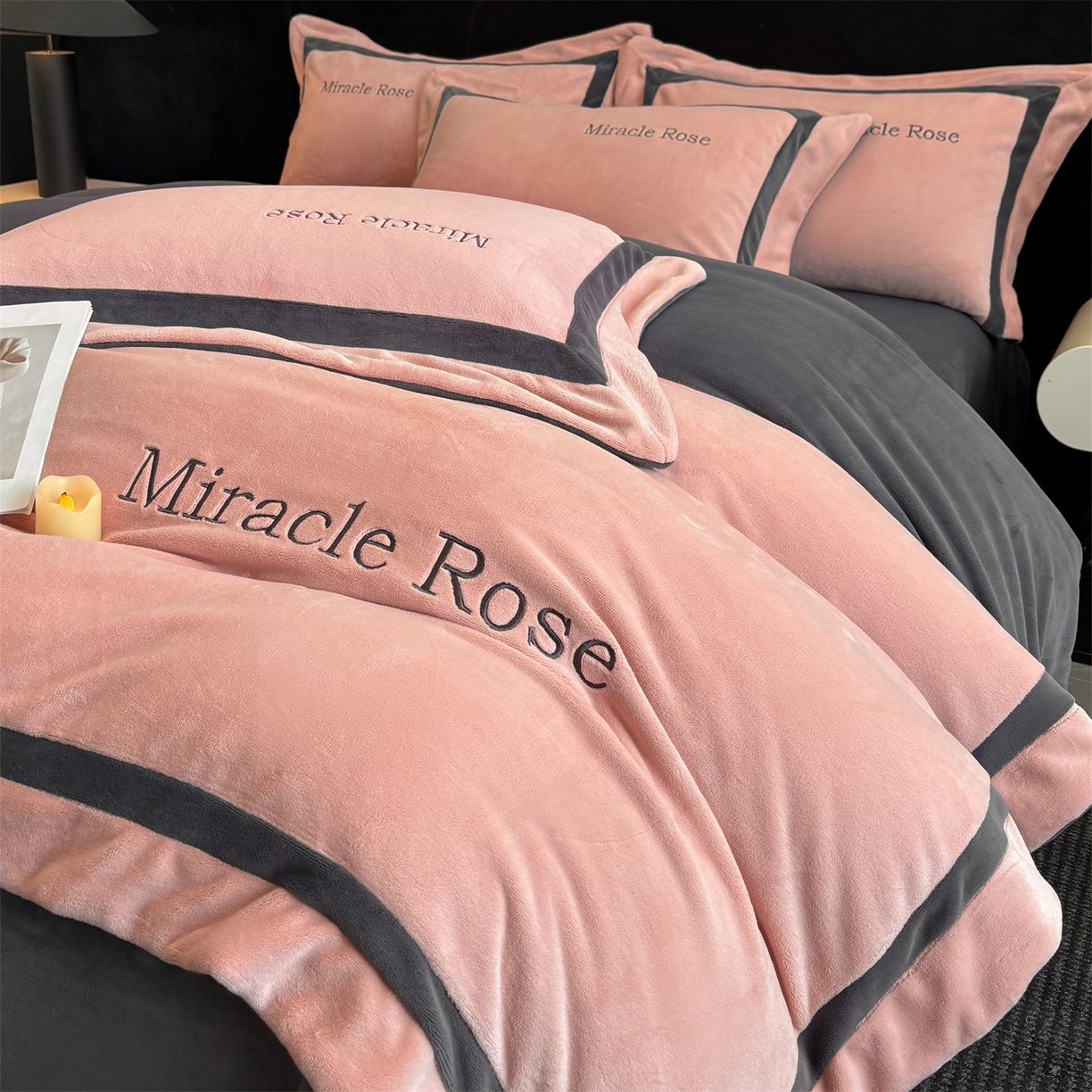 笙意家纺 2025新款A类加厚牛奶绒轻奢宽边四件套-威登 威登-可可粉+绅士灰