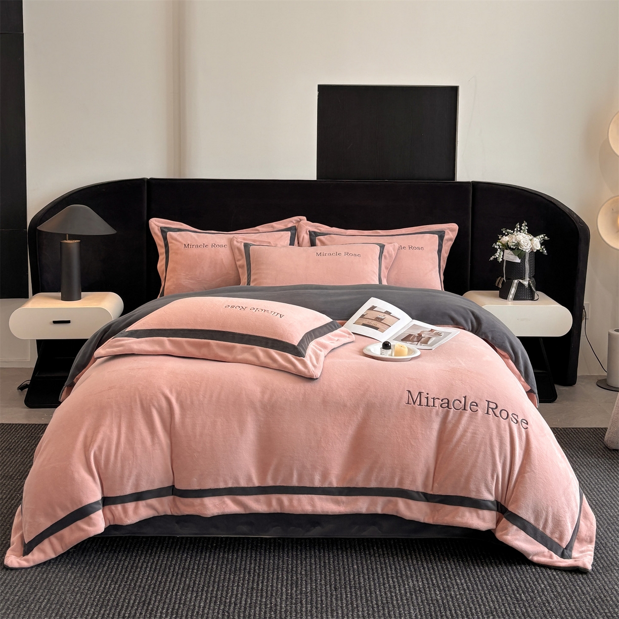 91家纺网 家纺一手货源 找家纺 笙意家纺 2025新款A类加厚牛奶绒轻奢宽边四件套-威登 威登-可可粉+绅士灰