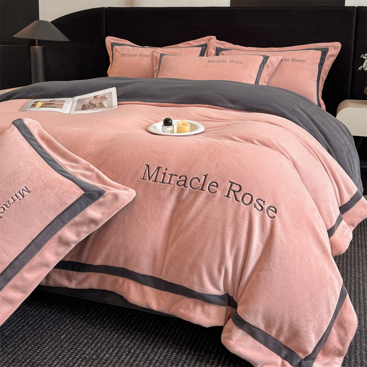 91家纺网 家纺一手货源 找家纺 笙意家纺 2025新款A类加厚牛奶绒轻奢宽边四件套-威登 威登-可可粉+绅士灰