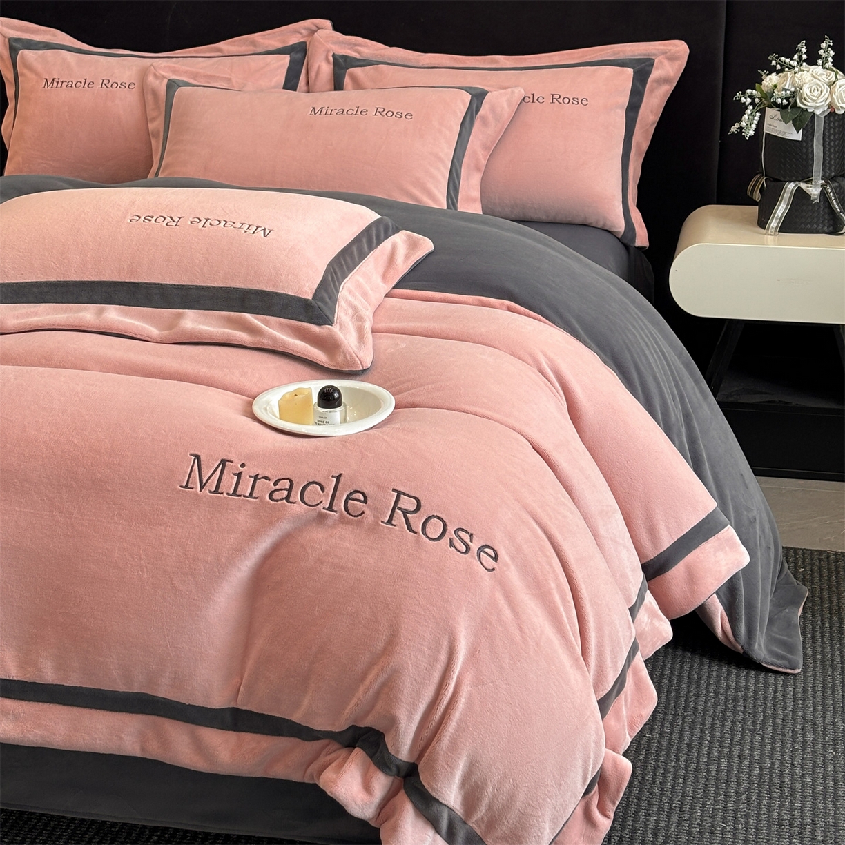 91家纺网 家纺一手货源 找家纺 笙意家纺 2025新款A类加厚牛奶绒轻奢宽边四件套-威登 威登-可可粉+绅士灰