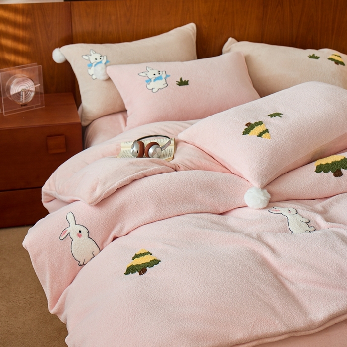 91家纺网 家纺一手货源 找家纺 瑞雪家居 2025新款全消光毛巾绣艾尼绒系列四件套-艾尼兔 艾尼兔-豆蔻粉