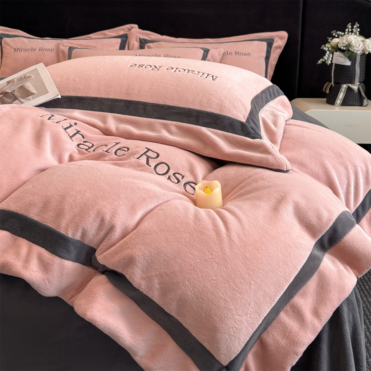 91家纺网 家纺一手货源 找家纺 笙意家纺 2025新款A类加厚牛奶绒轻奢宽边四件套-威登 威登-可可粉+绅士灰