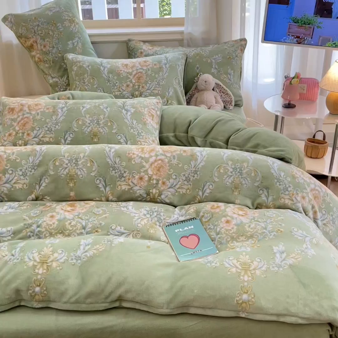 91家纺网 家纺一手货源 找家纺 席佬大 2025新款高克重印花牛奶绒系列四件套 国色芳华-绿