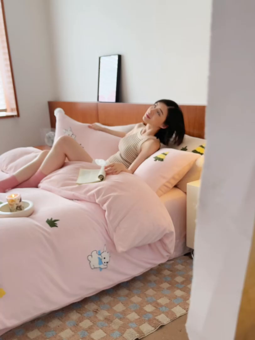 91家纺网 家纺一手货源 找家纺 瑞雪家居 2025新款全消光毛巾绣艾尼绒系列四件套-艾尼兔 艾尼兔-豆蔻粉