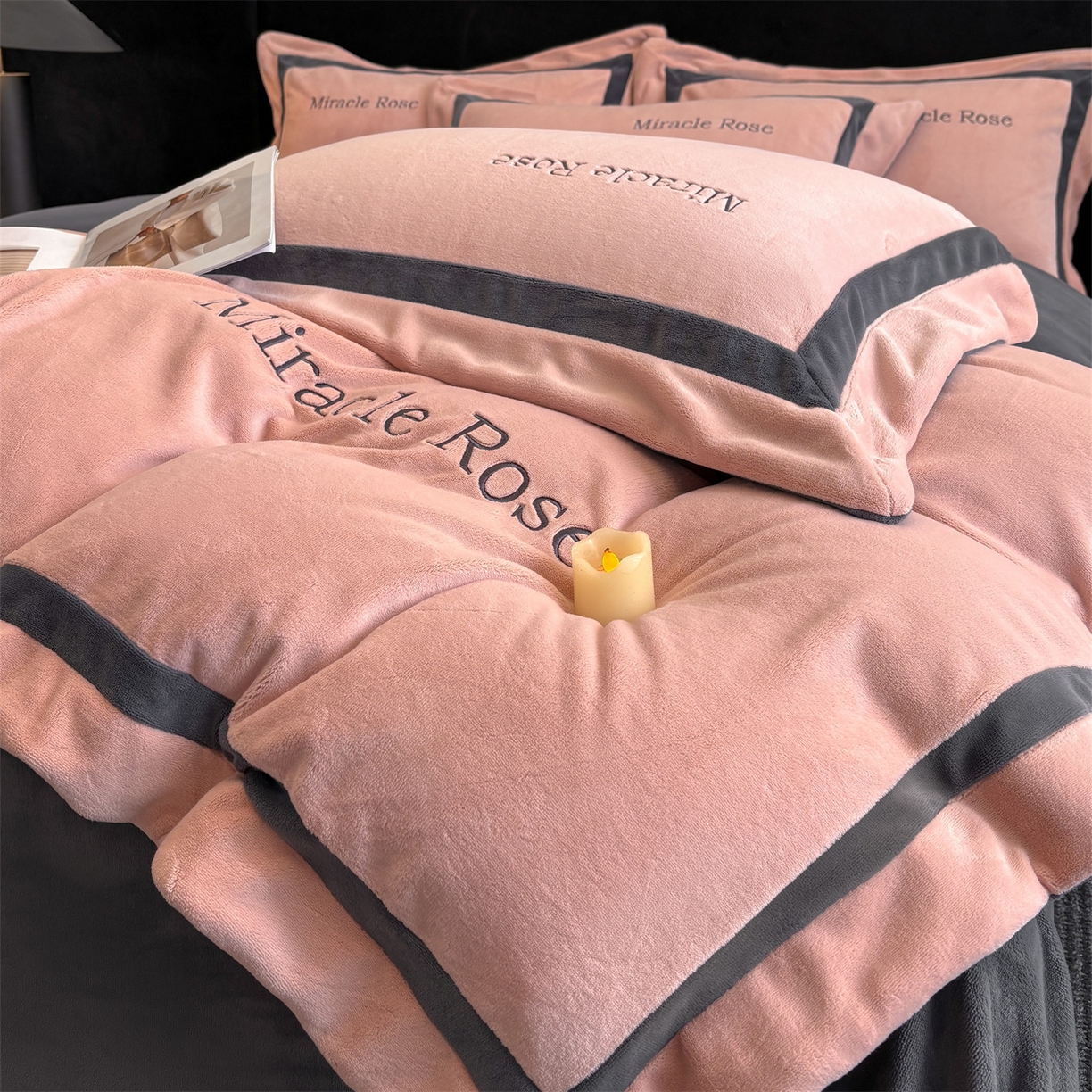 91家纺网 家纺一手货源 找家纺 笙意家纺 2025新款A类加厚牛奶绒轻奢宽边四件套-威登 威登-可可粉+绅士灰