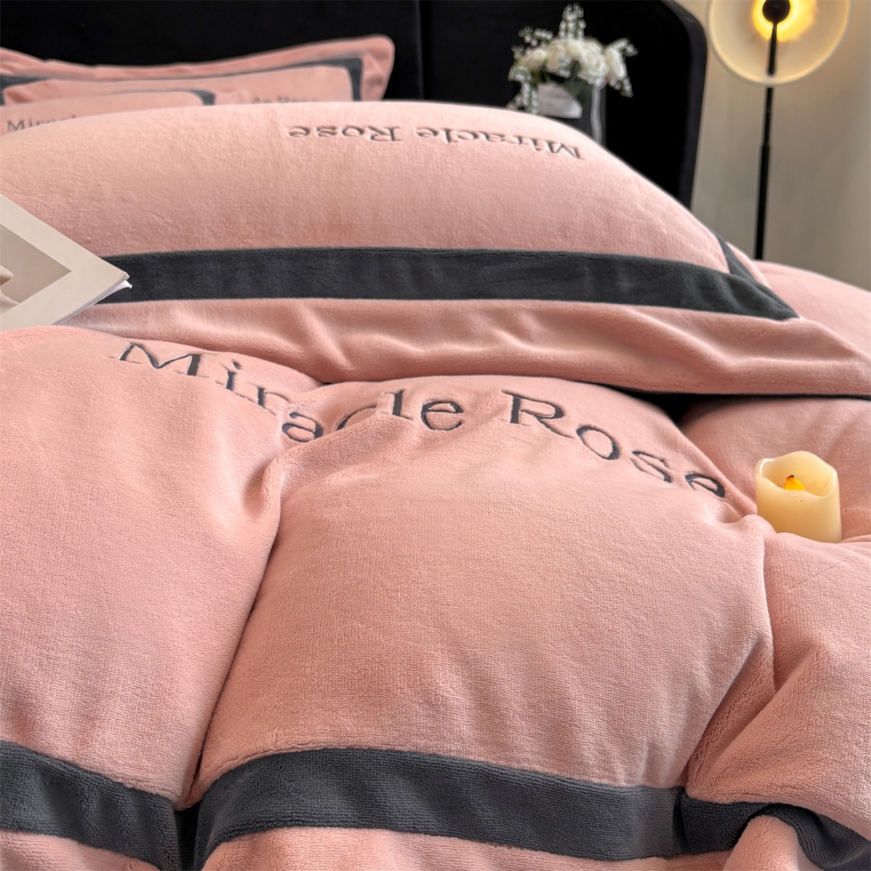 91家纺网 家纺一手货源 找家纺 笙意家纺 2025新款A类加厚牛奶绒轻奢宽边四件套-威登 威登-可可粉+绅士灰