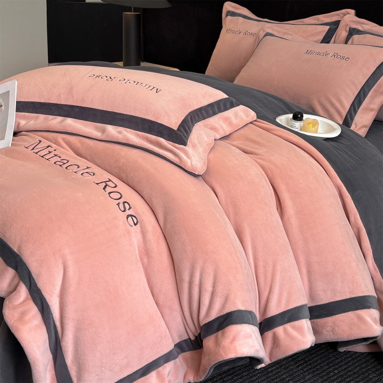 91家纺网 家纺一手货源 找家纺 笙意家纺 2025新款A类加厚牛奶绒轻奢宽边四件套-威登 威登-可可粉+绅士灰