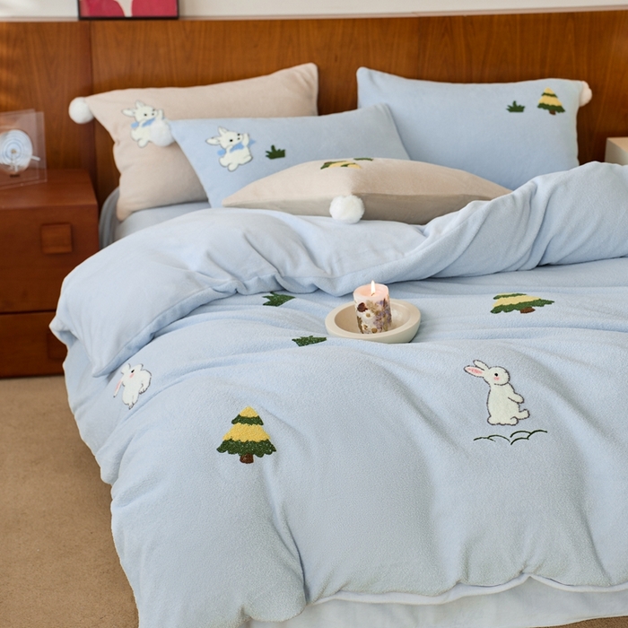 91家纺网 家纺一手货源 找家纺 瑞雪家居 2025新款全消光毛巾绣艾尼绒系列四件套-艾尼兔 艾尼兔-湖水蓝