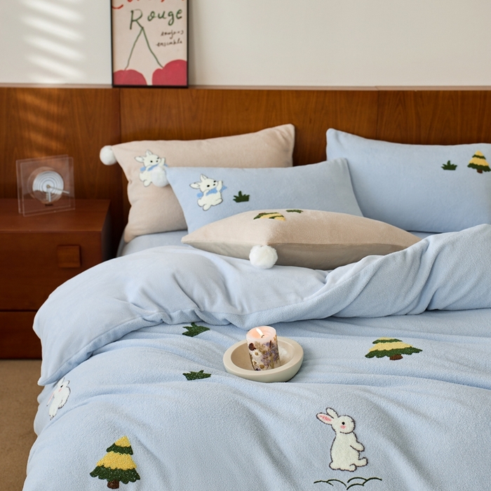 91家纺网 家纺一手货源 找家纺 瑞雪家居 2025新款全消光毛巾绣艾尼绒系列四件套-艾尼兔 艾尼兔-湖水蓝