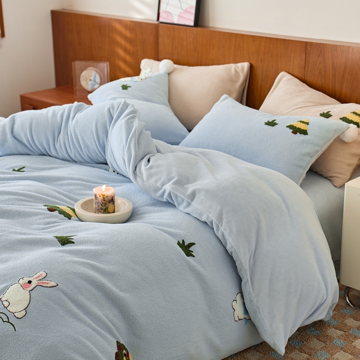 91家纺网 家纺一手货源 找家纺 瑞雪家居 2025新款全消光毛巾绣艾尼绒系列四件套-艾尼兔 艾尼兔-湖水蓝