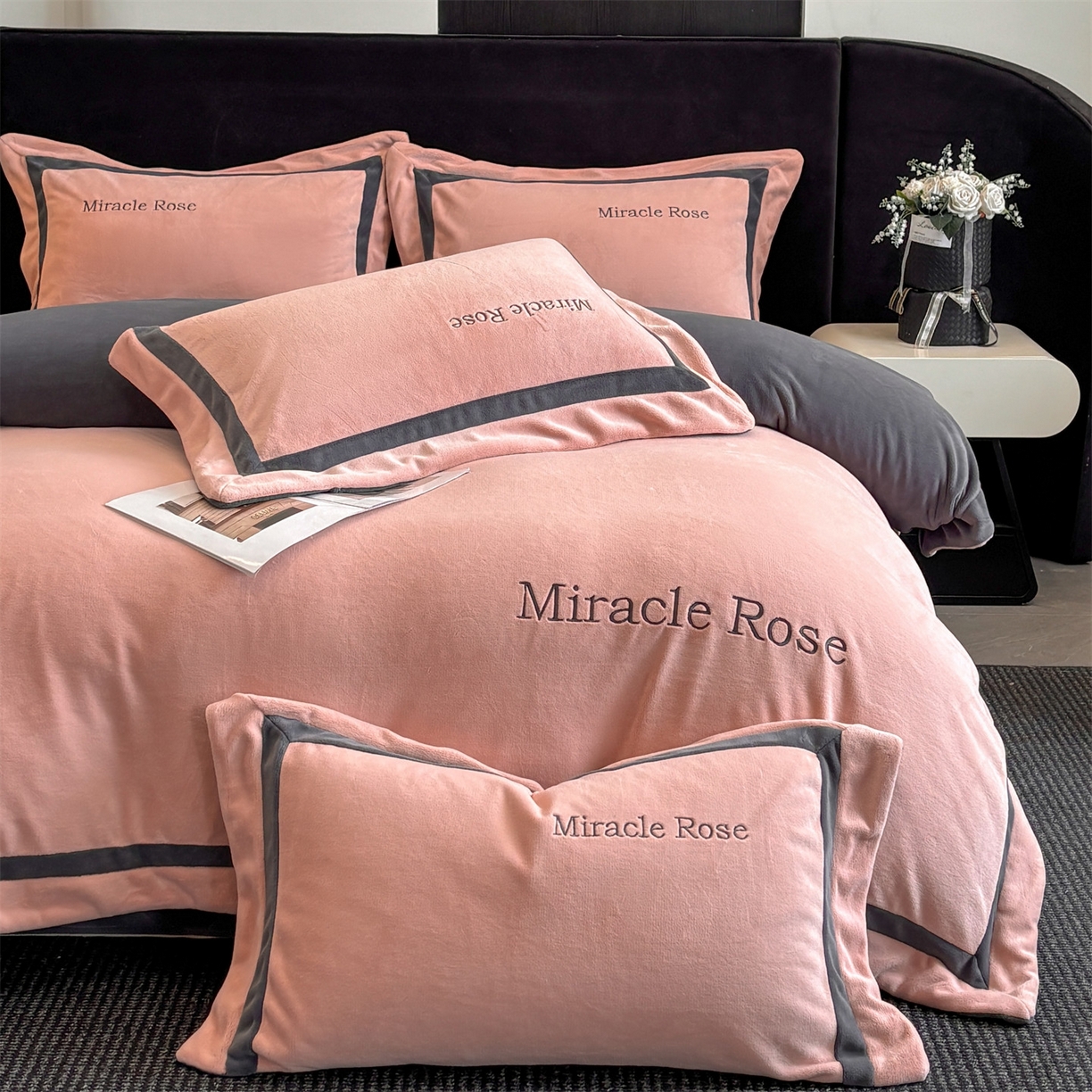 91家纺网 家纺一手货源 找家纺 笙意家纺 2025新款A类加厚牛奶绒轻奢宽边四件套-威登 威登-可可粉+绅士灰