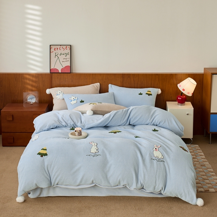 91家纺网 家纺一手货源 找家纺 瑞雪家居 2025新款全消光毛巾绣艾尼绒系列四件套-艾尼兔 艾尼兔-湖水蓝