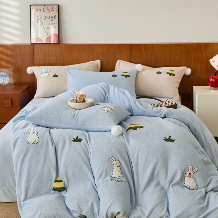 91家纺网 家纺一手货源 找家纺 瑞雪家居 2025新款全消光毛巾绣艾尼绒系列四件套-艾尼兔 艾尼兔-湖水蓝