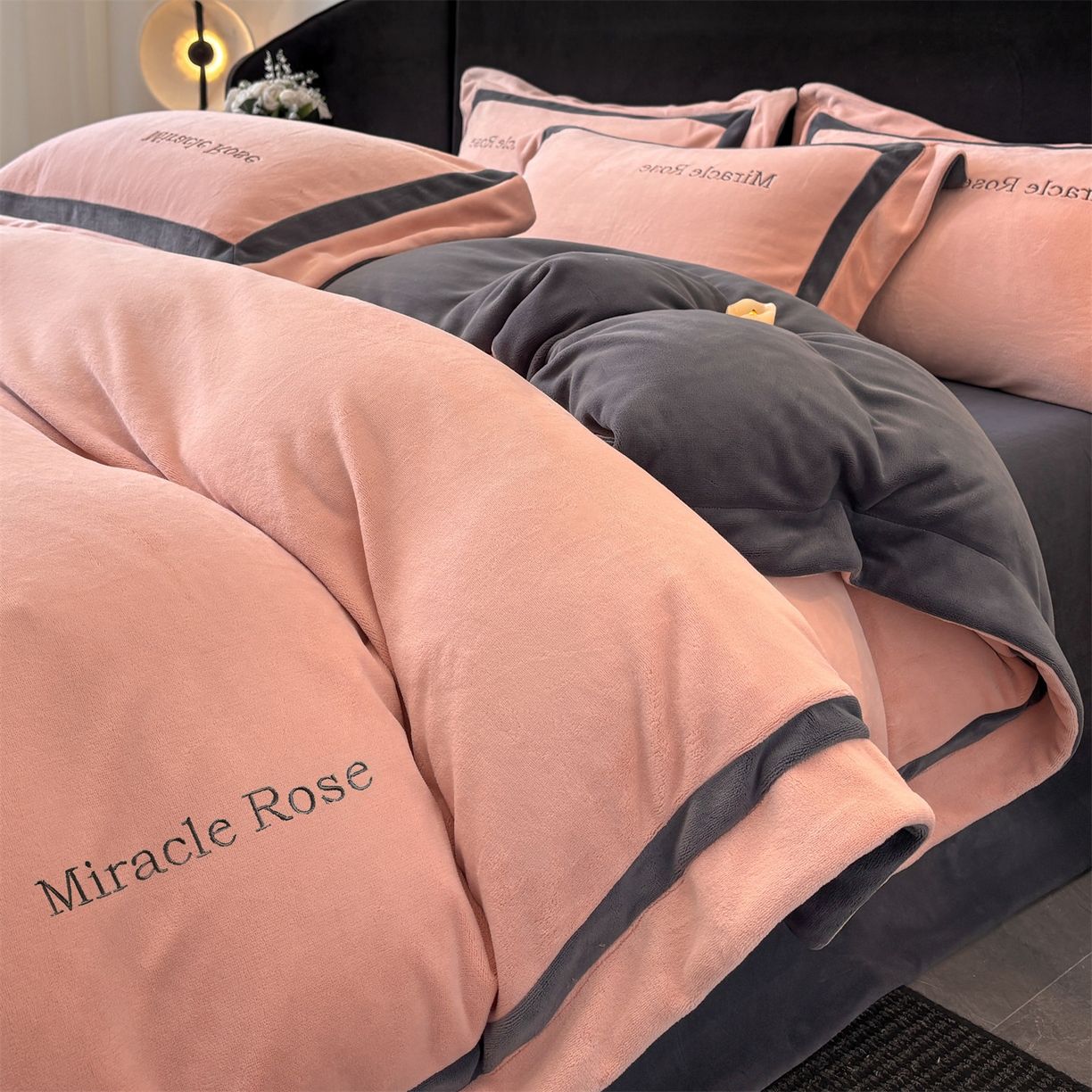 91家纺网 家纺一手货源 找家纺 笙意家纺 2025新款A类加厚牛奶绒轻奢宽边四件套-威登 威登-可可粉+绅士灰