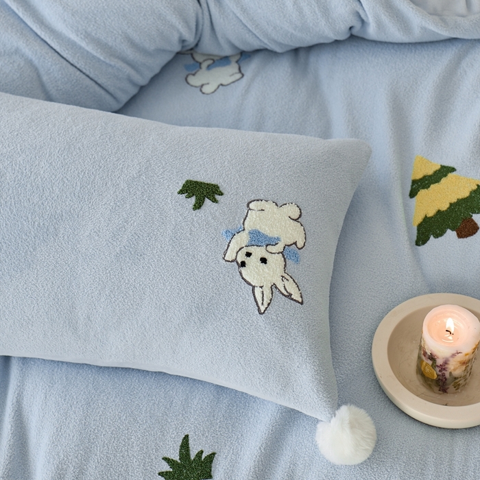 91家纺网 家纺一手货源 找家纺 瑞雪家居 2025新款全消光毛巾绣艾尼绒系列四件套-艾尼兔 艾尼兔-湖水蓝