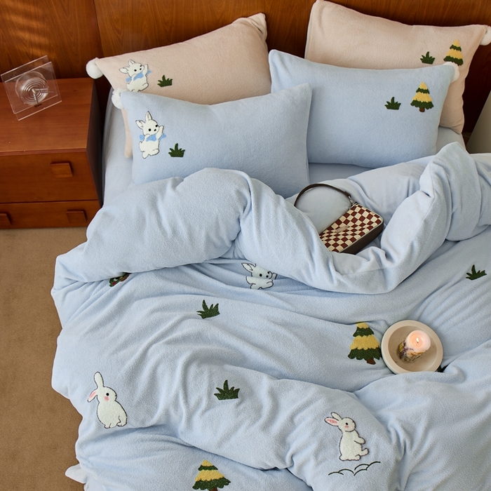 91家纺网 家纺一手货源 找家纺 瑞雪家居 2025新款全消光毛巾绣艾尼绒系列四件套-艾尼兔 艾尼兔-湖水蓝