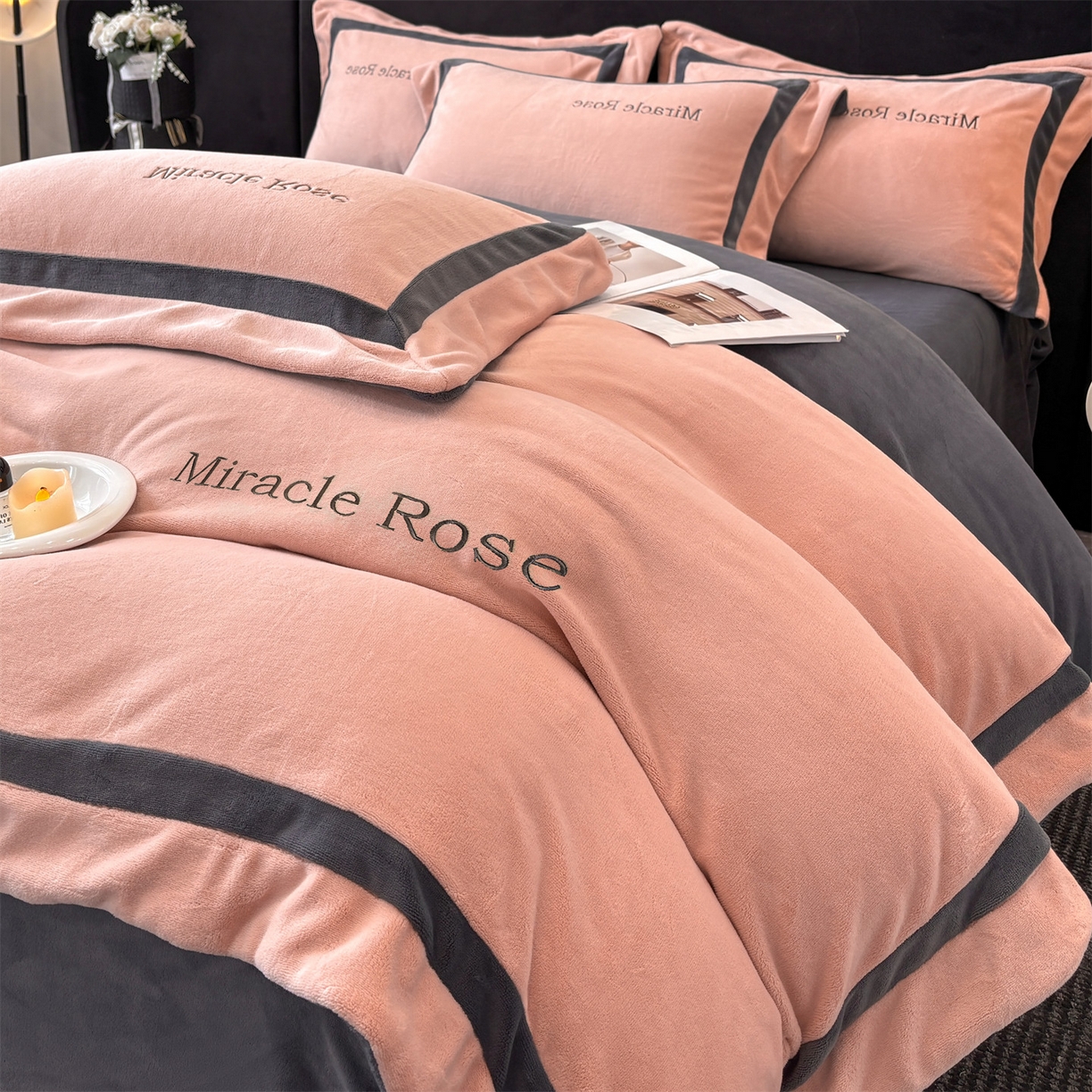 91家纺网 家纺一手货源 找家纺 笙意家纺 2025新款A类加厚牛奶绒轻奢宽边四件套-威登 威登-可可粉+绅士灰