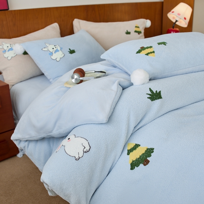 91家纺网 家纺一手货源 找家纺 瑞雪家居 2025新款全消光毛巾绣艾尼绒系列四件套-艾尼兔 艾尼兔-湖水蓝