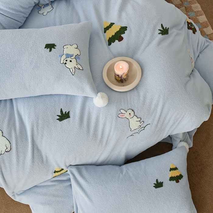 91家纺网 家纺一手货源 找家纺 瑞雪家居 2025新款全消光毛巾绣艾尼绒系列四件套-艾尼兔 艾尼兔-湖水蓝