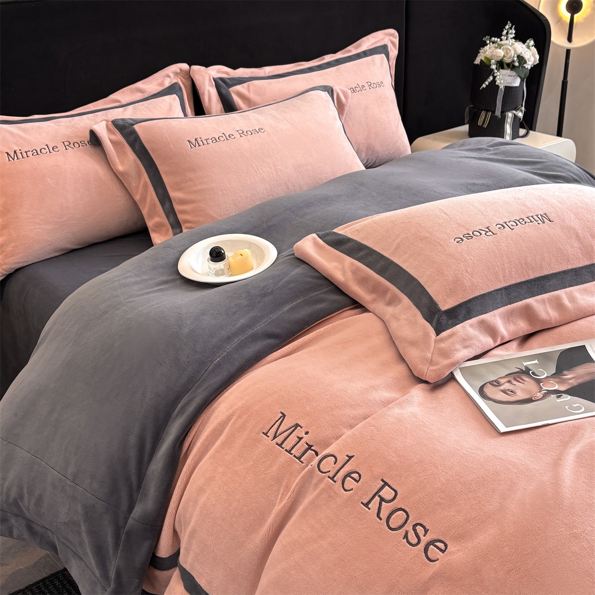 91家纺网 家纺一手货源 找家纺 笙意家纺 2025新款A类加厚牛奶绒轻奢宽边四件套-威登 威登-可可粉+绅士灰