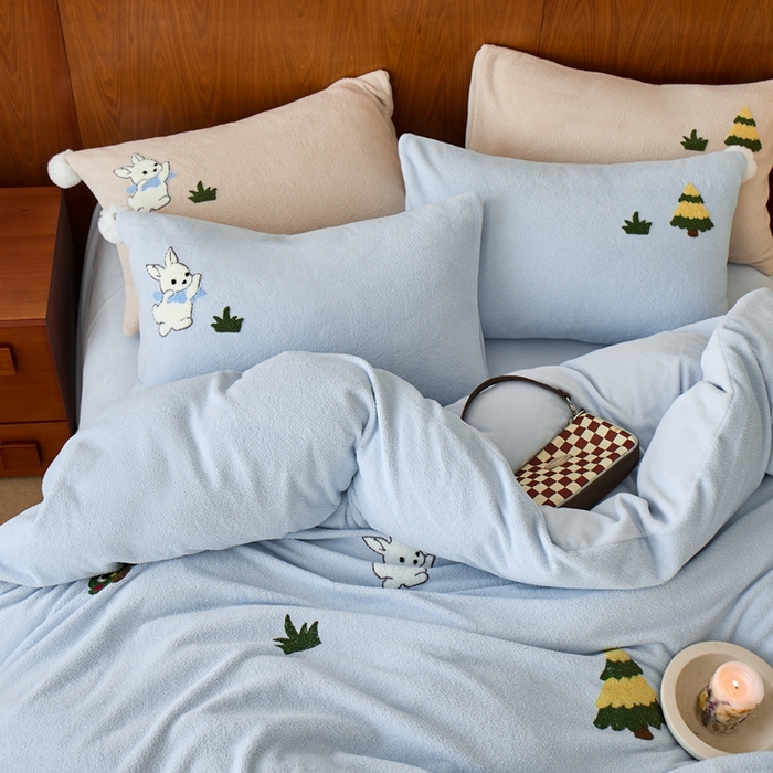 91家纺网 家纺一手货源 找家纺 瑞雪家居 2025新款全消光毛巾绣艾尼绒系列四件套-艾尼兔 艾尼兔-湖水蓝