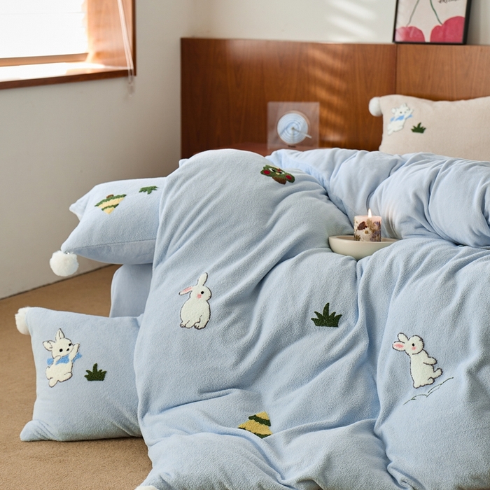 91家纺网 家纺一手货源 找家纺 瑞雪家居 2025新款全消光毛巾绣艾尼绒系列四件套-艾尼兔 艾尼兔-湖水蓝