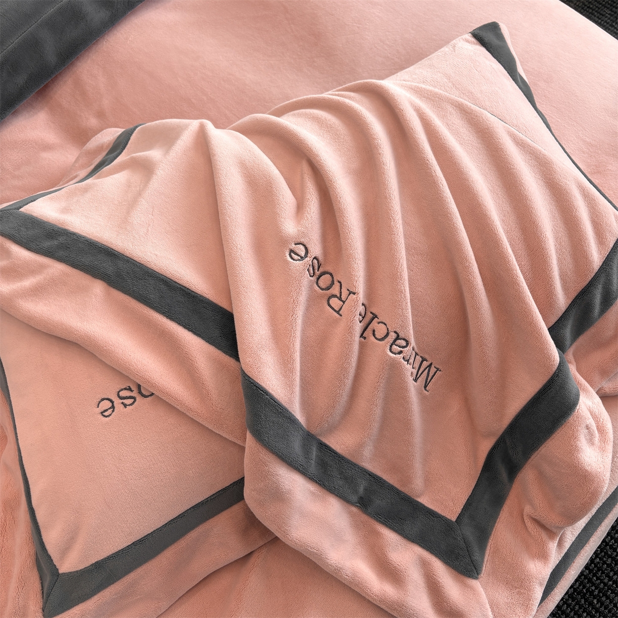 91家纺网 家纺一手货源 找家纺 笙意家纺 2025新款A类加厚牛奶绒轻奢宽边四件套-威登 威登-可可粉+绅士灰