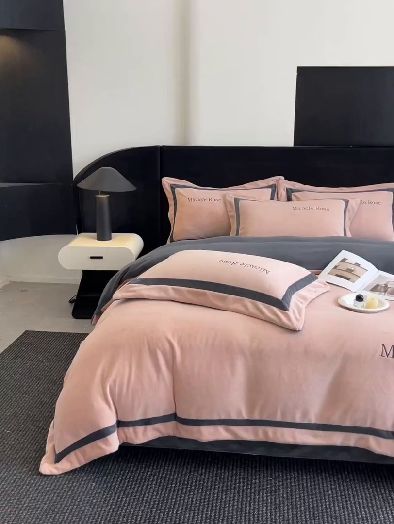 91家纺网 家纺一手货源 找家纺 笙意家纺 2025新款A类加厚牛奶绒轻奢宽边四件套-威登 威登-可可粉+绅士灰