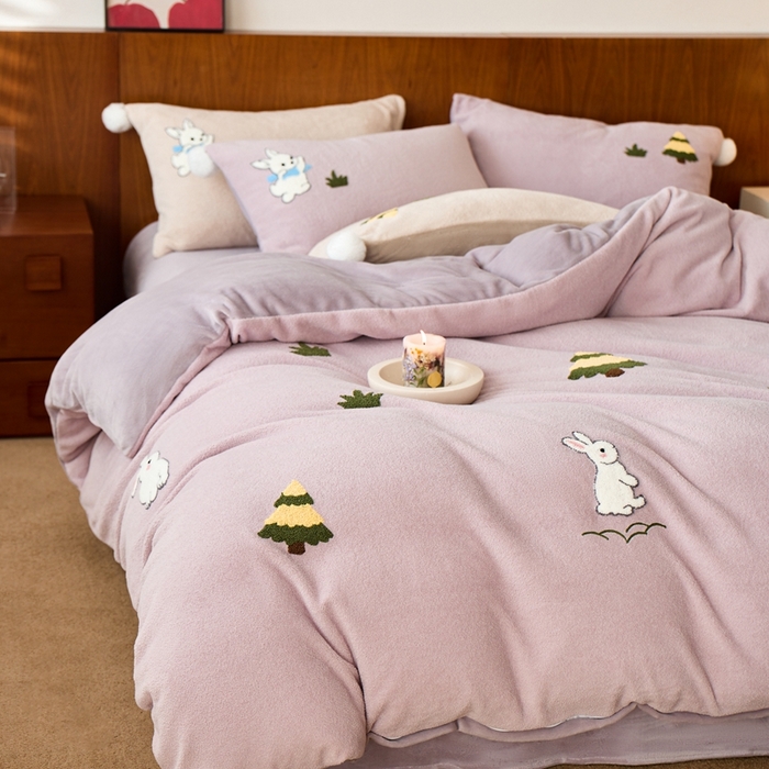 91家纺网 家纺一手货源 找家纺 瑞雪家居 2025新款全消光毛巾绣艾尼绒系列四件套-艾尼兔 艾尼兔-罗兰紫