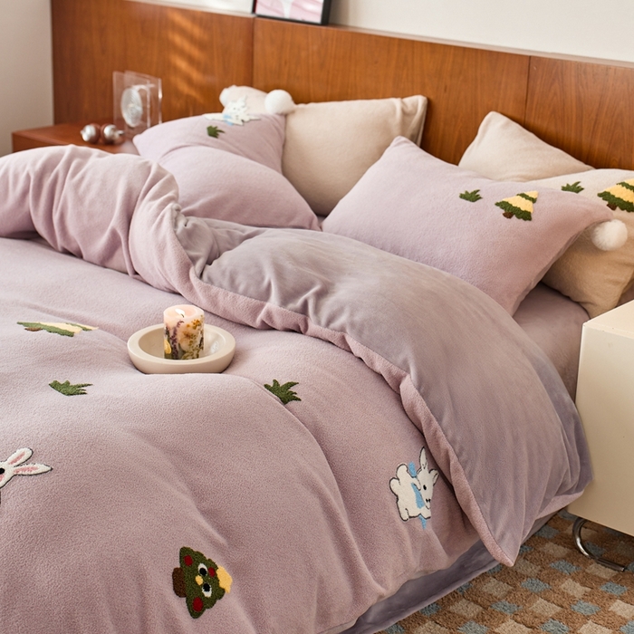 91家纺网 家纺一手货源 找家纺 瑞雪家居 2025新款全消光毛巾绣艾尼绒系列四件套-艾尼兔 艾尼兔-罗兰紫